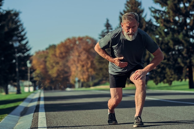 Der alte Läufer fühlt sich beim Joggen schlecht