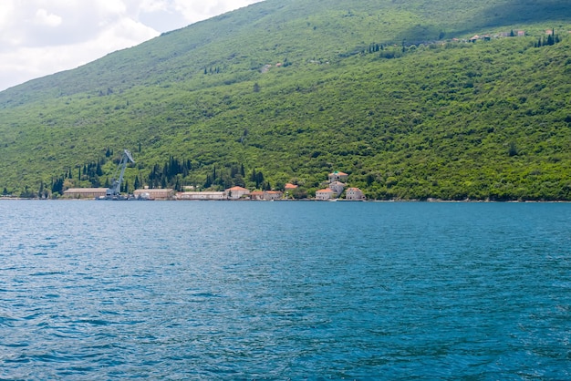 Der alte Militärkran entlädt Fracht in einem kleinen Hafen in Montenegro, BokaKotor Bay