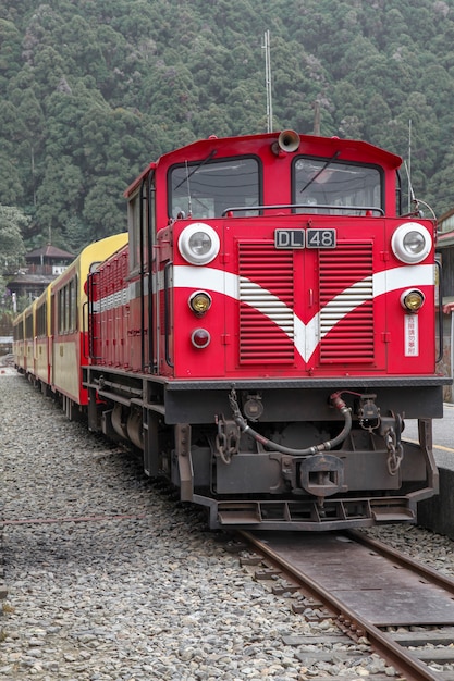 Der alte rote Zug in der Alishan-Linie kommt am nebligen Tag zum Bahnhof Chiyi zurück.