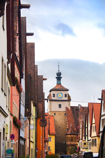 Der alte Uhrturm auf den Straßen der Märchenstadt Rothenburg, Deutschland