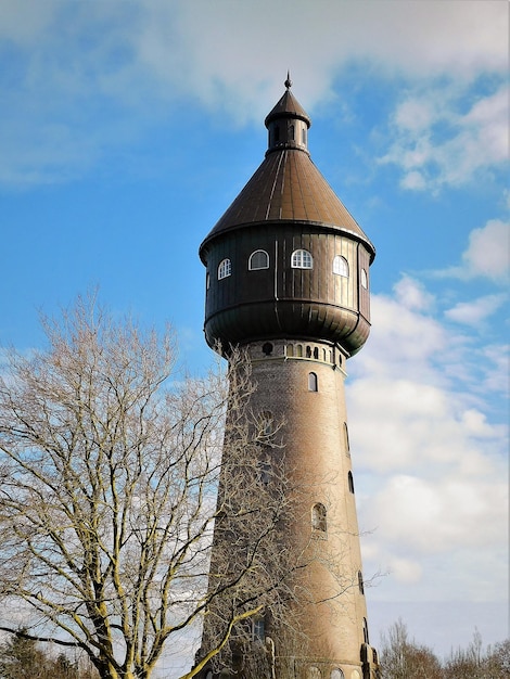 Foto der alte wasserturm in heide, deutschland, im frühling