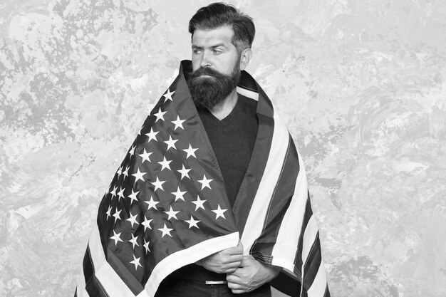 Der amerikanische Hipster-Mann feiert den Unabhängigkeitstag mit dem Feiertagskonzept der Nationalflagge