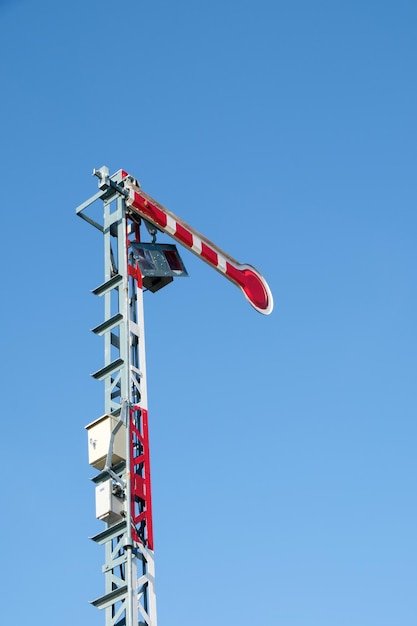 Der Ampelmast im Haltezustand des Schienenverkehrssystems in der Vorderansicht des Ortsbahnhofs mit dem Kopierraum