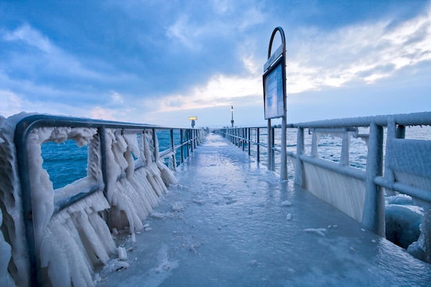 Der Anlegestell am ruhigen Meer im Winter