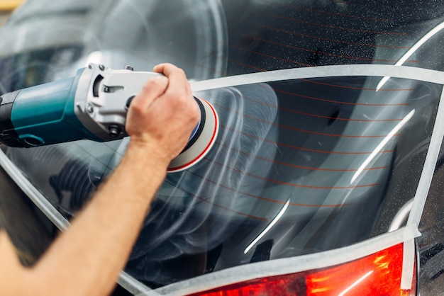 Foto der arbeiter entfernt die spur vom wischerblatt am auto