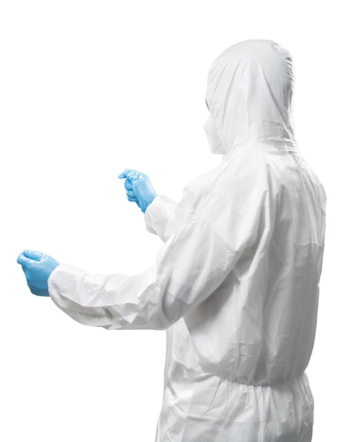 Der Arbeiter trägt einen medizinischen Schutzanzug oder einen weißen Overall, der die Hand einzeln auf Weiß verlängert
