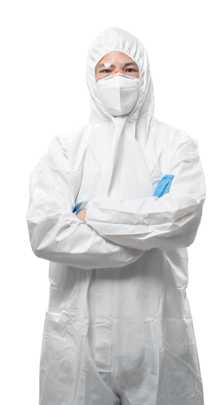 Foto der arbeiter trägt einen medizinischen schutzanzug oder einen weißen overall mit gefaltetem arm, isoliert auf weiß