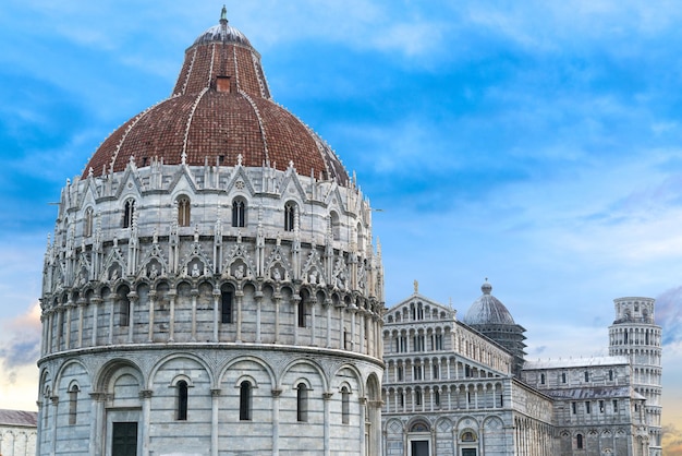 Der architektonische Komplex des schiefen Turms, Italien