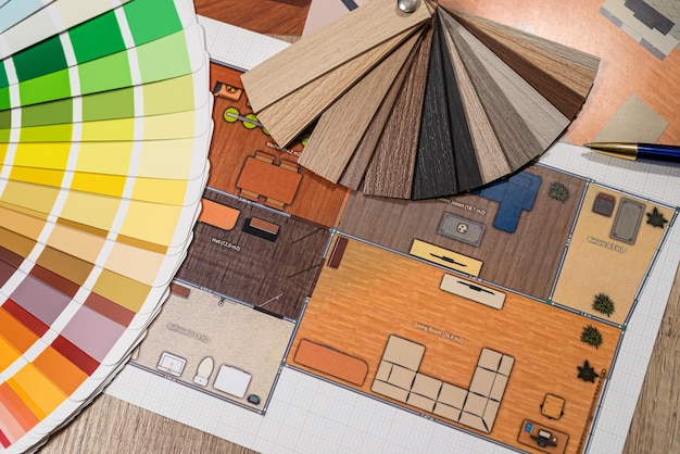 Der Architekturdesigner arbeitet mit einer Farbpalette von Mustern und einem Skizzenplan auf einem Blatt Papier