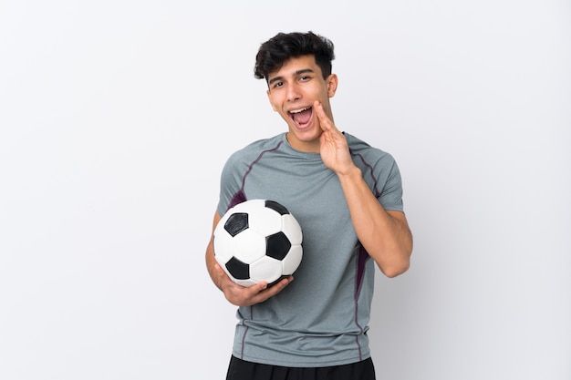 Der argentinische Fußballspielermann, der mit dem breiten Mund schreit, öffnen sich