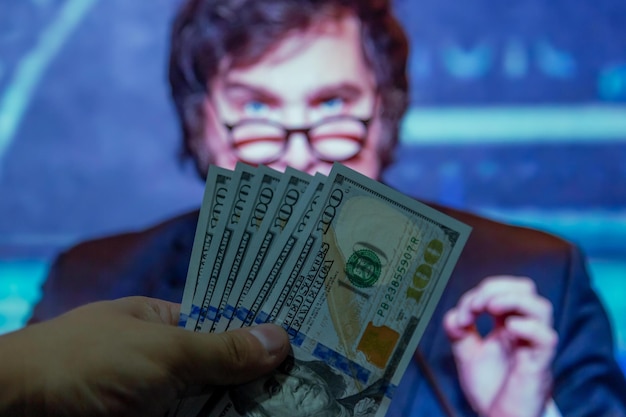 Foto der argentinische präsident hat einen dollar vor sich
