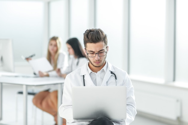 Der Arzt arbeitet an einem Laptop im Krankenzimmer. Foto mit Speicherplatz