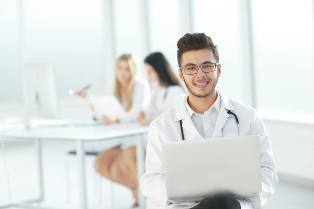 Der Arzt arbeitet an einem Laptop im Krankenzimmer