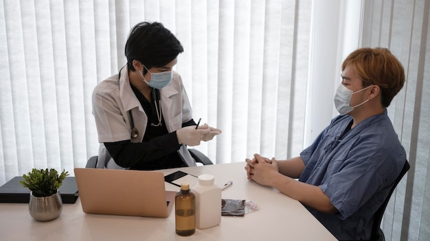 Der Arzt berät sich mit seinem Patienten im Krankenhaus