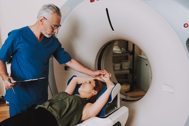 Foto der arzt bereitet den patienten auf die ct-untersuchung in der klinik vor.