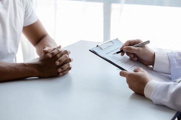 Der Arzt empfiehlt den Patienten Medikamente, nachdem sie vom Arzt des Patienten untersucht und diagnostiziert wurden. Das Konzept der Behandlung und symptomatischen Medikamentenausgabe durch den Apotheker