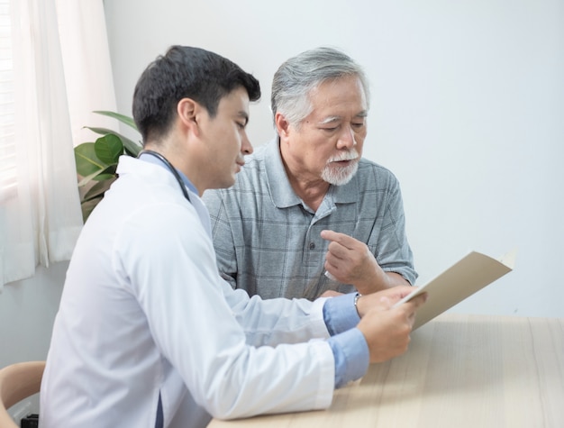 Der Arzt erklärt das Testergebnis für einen älteren Patienten.