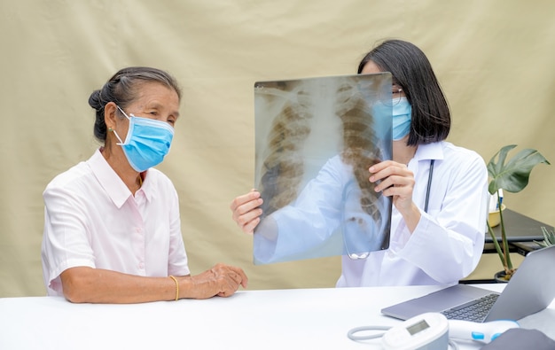 Der Arzt erklärte die Ergebnisse der Lungenausscheidung des älteren Patienten und leitet die freundliche Gesundheitsversorgung an