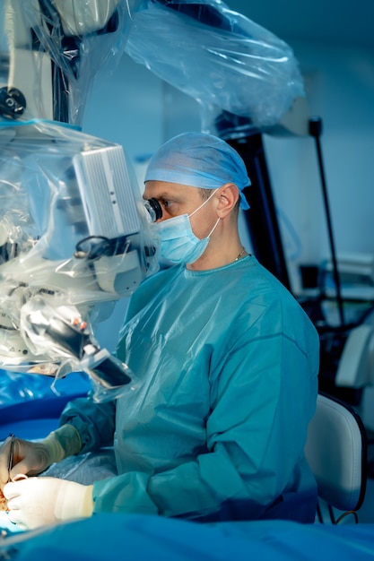 Der Arzt führt einen minimal-invasiven Chirurgen mit einem Robotergerät durch. Minimalinvasive chirurgische Innovation, medizinische Roboterchirurgie mit Endoskopie.
