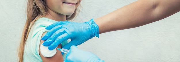 Der Arzt gibt dem Kind eine Injektion in den Arm