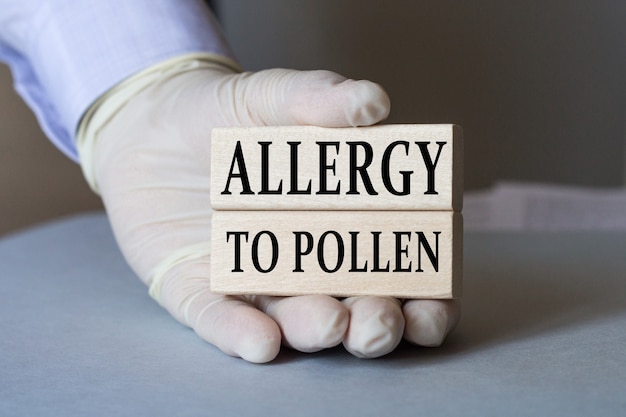 Der Arzt hält eine Karte mit dem Text Allergie gegen Pollen