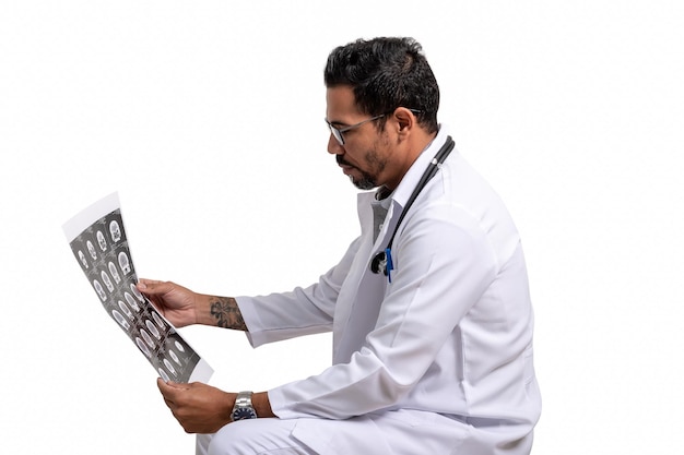 Der Arzt hält einen CT-Scan, der auf weißem Hintergrund isoliert ist