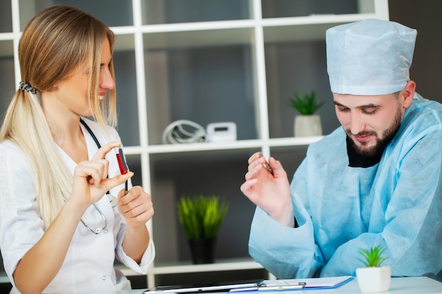 Foto der arzt nimmt einen patienten in ein krankenhausbüro