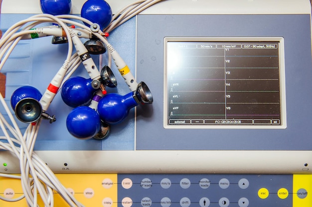 Der Arzt untersucht den Patienten mit der Untersuchung des Ergebnissymptoms und empfiehlt die Behandlungsmethode