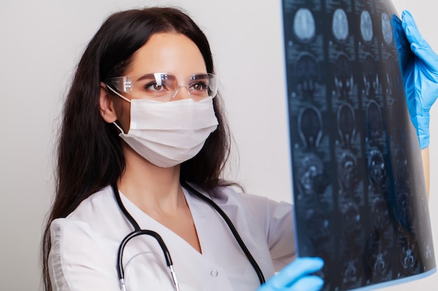 Der Arzt untersucht ein MRT-Bild des Gehirns des Patienten