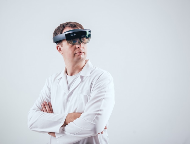 Der Arzt verwendet eine Augmented-Reality-Brille.