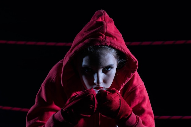 Foto der athlet sitzt auf einem stuhl im boxring, nachdem er den kampf trotz der technischen probleme verloren hat