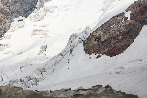 Der Aufstieg in hohen schneebedeckten Bergen