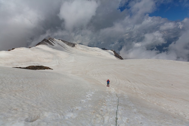 Der Aufstieg in hohen schneebedeckten Bergen