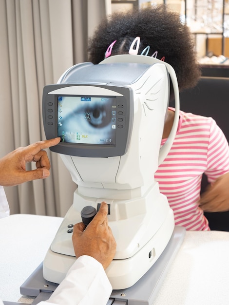 Der Augenarzt überprüft das Sehvermögen des attraktiven jungen Mädchens in einer modernen Klinik für diagnostische Augenheilkunde