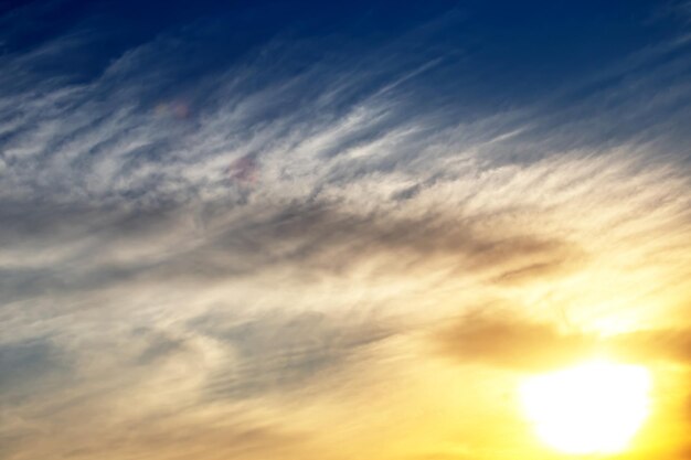 Der ausdrucksstarke Kontrast der Wolken am Himmel und Sonne Die Natur und Schönheit der Wolken