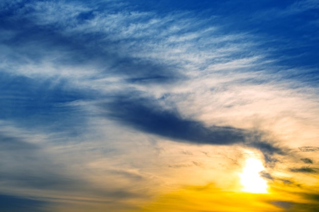 Der ausdrucksstarke Kontrast der Wolken am Himmel