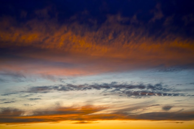 Der ausdrucksstarke Kontrast der Wolken am Himmel