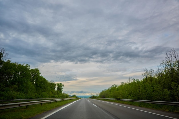 Der Autobahnverkehr im Sonnenuntergang vor dem Gewitter