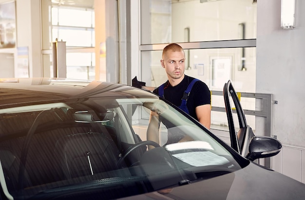 Foto der automechaniker stellt das auto für die diagnose und konfiguration zusammen