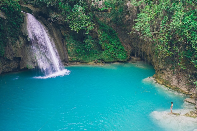 Der azurblaue Kawasan-Wasserfall in Cebu. Die Hauptattraktion auf der Insel. Konzept über Natur und Fernweh reisen