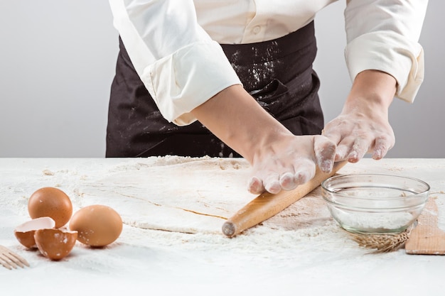 Der Bäcker macht Brot