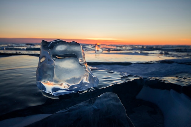 Der Baikalsee bei Sonnenuntergang, alles ist mit Eis und Schnee bedeckt