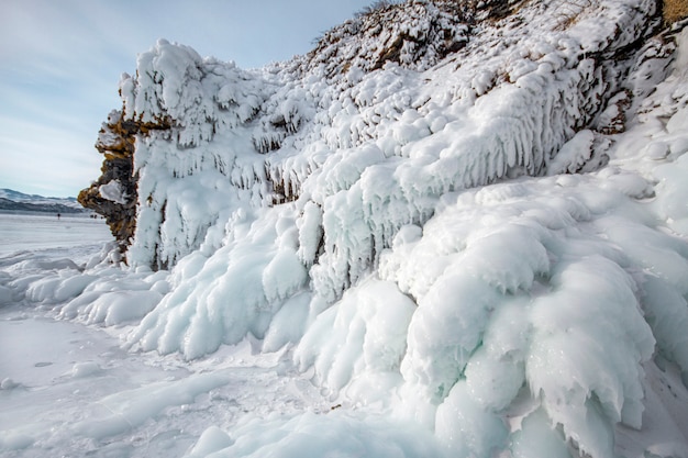 Der Baikalsee ist ein frostiger Wintertag. Größter Süßwassersee. Der Baikalsee ist mit Eis und Schnee bedeckt