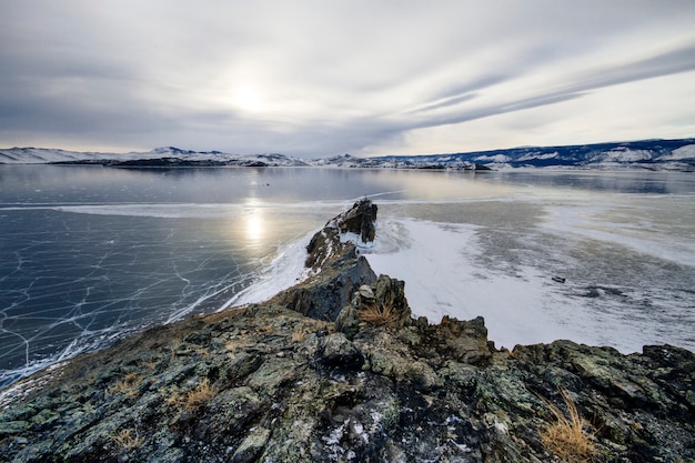 Foto der baikalsee ist ein frostiger wintertag.