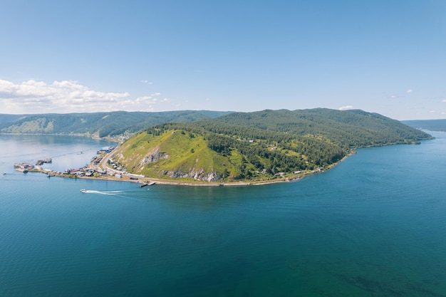 Der Baikalsee ist ein wunderschönes blaues Juwel, eingerahmt von malerischen Bergen und Wäldern. Epische filmische Luftaufnahme des Baikalsees. Luftaufnahme des blauen Sees und der grünen Wälder.