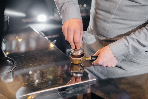 Der Barista bereitet Kaffee in einem modernen Café zu.