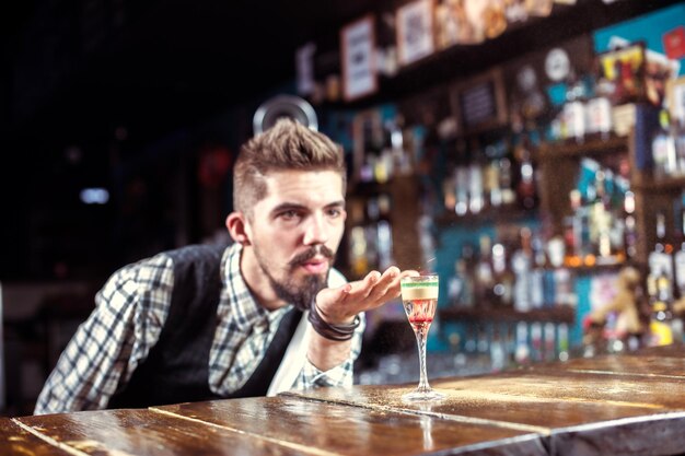 Foto der barkeeper zaubert einen cocktail im biersaal