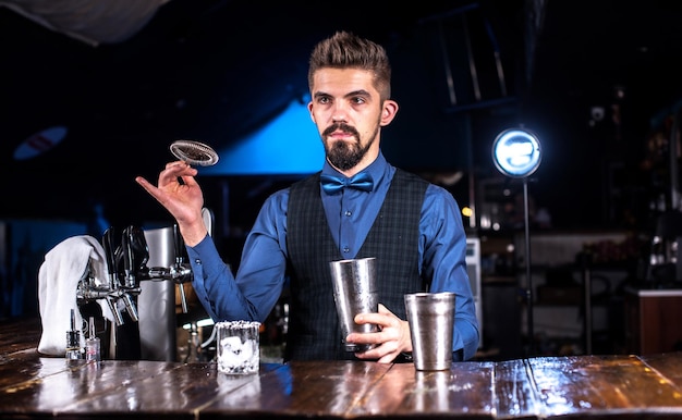 Der Barkeeper zaubert einen Cocktail in der Bierstube