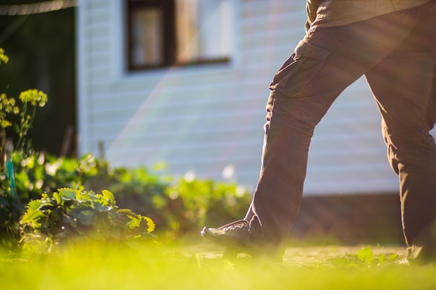 Der Bauer gräbt den Boden im Gemüsegarten Vorbereitung des Bodens für das Pflanzen von Gemüse Gartenkonzept Landwirtschaftliche Arbeit auf der Plantage