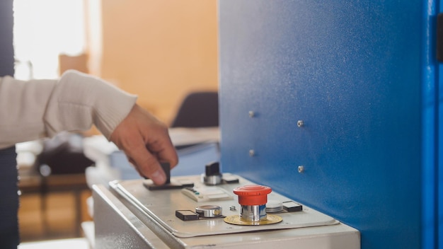 Der Bediener steuert die Maschine in der Druckerei, polygrafischer Prozess